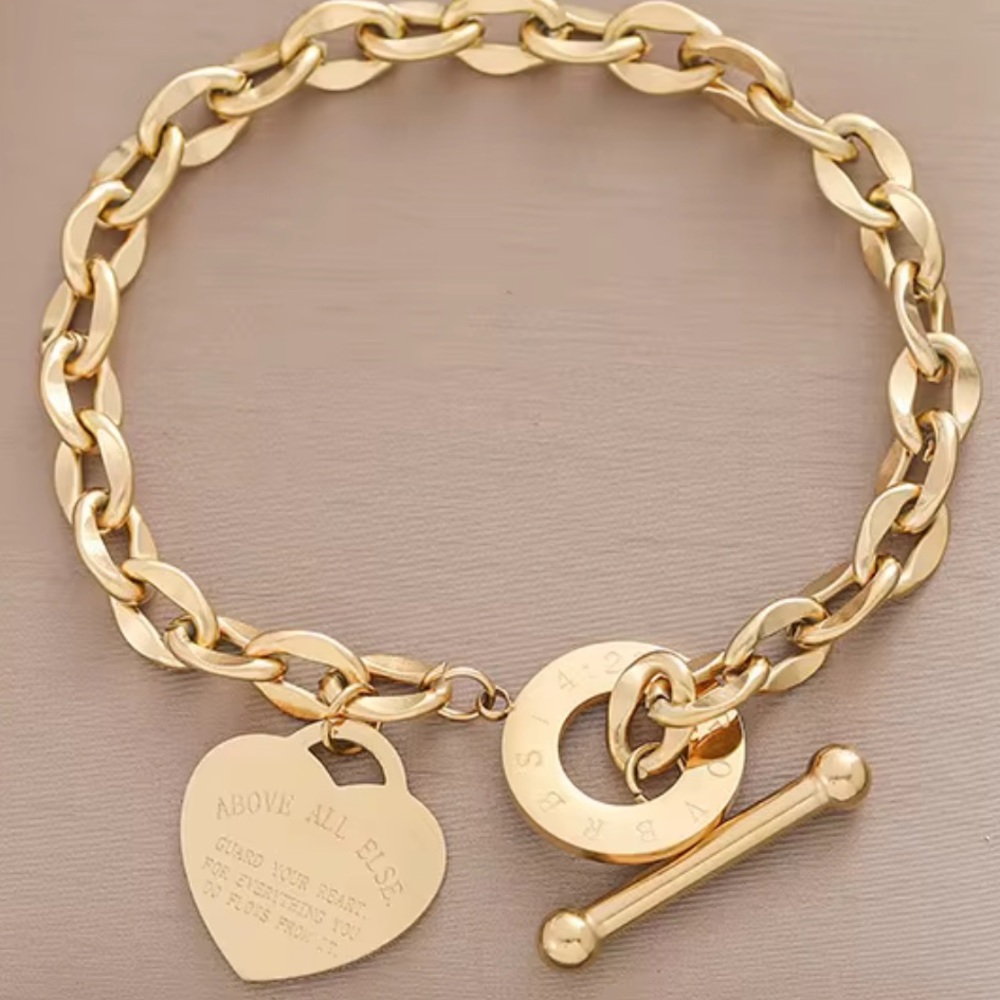 🔥🔥SALE🔥🔥Golden Chain Bracelet With Heart.